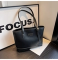 Détail du cabas noir mat avec surpiqûres blanches contrastées et plaque logo en métal - Noir
