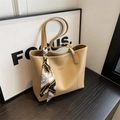 Bolso tote minimalista de cuero PU caqui con bufanda de seda estampada elegante - Caqui