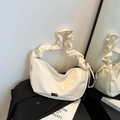 Borsa hobo beige a pieghe con tracolla regolabile e logo argentato su un blazer nero - Bianco Sporco