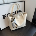 Bolso tote de cuero blanco crema con detalle de pañuelo de seda y logo en la parte frontal - Blanco Roto