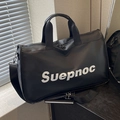 Borsa da palestra nera capiente con scritte bianche e tracolla regolabile trendy - Nero