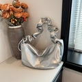 Borsa hobo argento metallizzato con tracolla a pieghe e design a mezza luna a gnocchetto - Argento