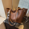 Bolso tote de cuero marrón oscuro con pañuelo de seda decorativo y correas de hombro - Marrón