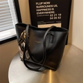 Bolso tote negro de cuero para mujer con pañuelo de seda y letras doradas de moda - Negro