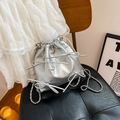 Mochila tipo cubo plateada con lazos y correas de cadena sobre asiento de cuero - Plata Pequeño