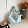 Borsa a tracolla azzurra a pieghe con manico a nuvola e design a mezzaluna minimalista - Blu