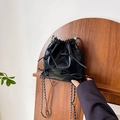 Bolso tipo cubo negro con cordón, lazos decorativos y correa de cadena plata - Negro Pequeño