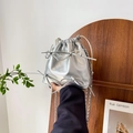 Borsa a secchiello argento con texture metallica, fiocchi decorativi e catene argentate - Argento Grande