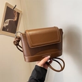 Elegante borsa a tracolla marrone con strisce verticali e dettaglio tracolla annodata - Marrone