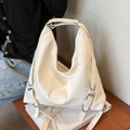 Große cremeweiße Leder-Einkaufstasche mit silbernen Details auf Holztisch - Weiß
