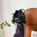 Zaino a secchiello nero versatile con catene metalliche e dettagli con fiocco - Nero Grande