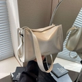 Stijlvolle crèmewitte crossbodytas van glanzend kunstleer met gouden belettering - Broken Wit