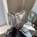 Zilveren metallic schoudertas met gelaagd rechthoekig ontwerp en een slanke draagriem - Zilver
