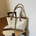 Bolso tote grande de patchwork crema y caqui en piel con elegante hebilla dorada - Blanco Roto