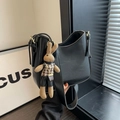 Sac bandoulière demi-lune en cuir noir mat avec breloque lapin et détails dorés brillants - Avec Pendentif / Noir