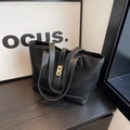 Bolso tote de cuero negro con pespuntes blancos en contraste y cierre de giro dorado - Negro