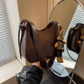 Sac seau rétro marron foncé à grande capacité avec un joli pendentif lapin en tricot - Avec Pendentif / Marron