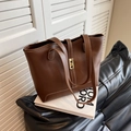 Bolso tote de cuero marrón con costuras blancas en contraste y cierre dorado - Marrón