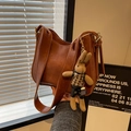 Sac seau en cuir marron au design rétro avec un adorable pendentif lapin - Avec Pendentif / Marron