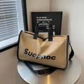 Grand sac de voyage kaki avec poignées noires et lettrage Suepnoc sur une table en métal - Khaki