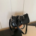 Dettaglio borsa a spalla in pelle verniciata nera con fibbia ad anello in argento - Nero