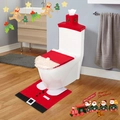Dettaglio del set copriwater natalizio con gnomo Babbo Natale senza volto e tappeto - Rosso