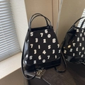 Bolso tote en contraste blanco y negro con estampado numérico y detalles de cuero - Negro
