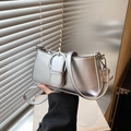 Borsa sottobraccio argento metallizzato con fibbia grande e trama in ecopelle lucida - Argento