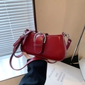 Borsa sottospalla minimalista rossa in ecopelle con fibbia decorativa argentata - Rosso Ancorra