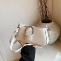 Elegante borsa sottobraccio beige con fibbia argento e texture in ecopelle lucida - Bianco