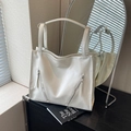 Detalle del bolso tote crema grande con acabado brillante y cremalleras laterales - Blanco Roto