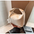 Detalle del bolso tipo dumpling crema con colgante de cuentas y asa superior - Blanco Roto