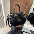 Détail du sac seau noir plissé avec bandoulière réglable et poignée supérieure - Noir