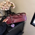 Détail du sac rouge foncé avec nœud en cuir texturé et pendentif en forme de cœur - Rouge Bordeaux