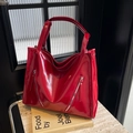 Bolso tote grande de charol rojo brillante con cremalleras plateadas y un diseño moderno - Burdeos