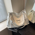 Bolso tote blanco brillante con lazo metálico plateado y correa de hombro de cadena - Blanco Roto