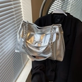 Bolso tote plateado metalizado con textura arrugada, hebilla de lazo y cadena - Plateado