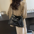 Bolso tote de charol negro con lazo plateado y elegante correa de cadena de hombro - Negro