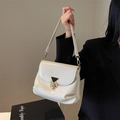 Bolso de hombro plisado blanco crema elegante con acabado brillante y cierre metálico - Blanco Roto