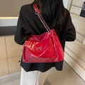 Bolso tote de charol rojo con cadena plateada y hebilla metálica decorada con un lazo - Burdeos