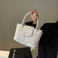 Sac seau matelassé blanc crème chic avec surpiqûres triangulaires et poignée - Blanc Cassé