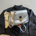 Bolso sobaco plisado plateado en cuero metalizado con herrajes dorados y correa - Plateado