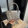 Sac seau matelassé argenté chic avec fini métallisé et bandoulière réglable - Argenté