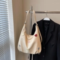 Borsa hobo in tela beige con toppe a cuore colorate e tracolla regolabile alla moda - Bianco Sporco Senza Pendente