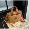 Borsa tote marrone in nylon con logo bici circolare e tracolla larga regolabile da donna - Cachi