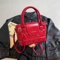 Sac seau rouge matelassé avec surpiqûres en losanges et poignée en similicuir chic - Bordeaux