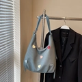 Borsa hobo blu capiente con toppe a cuore colorate e catena metallica alla moda - Blu Senza Ciondolo