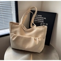 Detalle del bolso tote de lona color crema con diseño de bolsillo frontal plisado - Blanco Roto