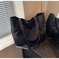 Detalle de bolso tote de lona negra con correas anchas y bolsillos laterales - Negro