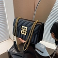 Elegante bolso bandolera acolchado negro con hebilla dorada y correa de cadena - Negro